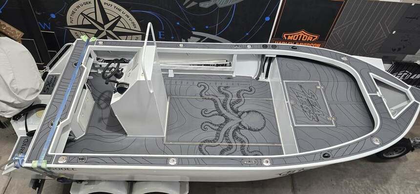Alloy centre console — full-length octopus deck
